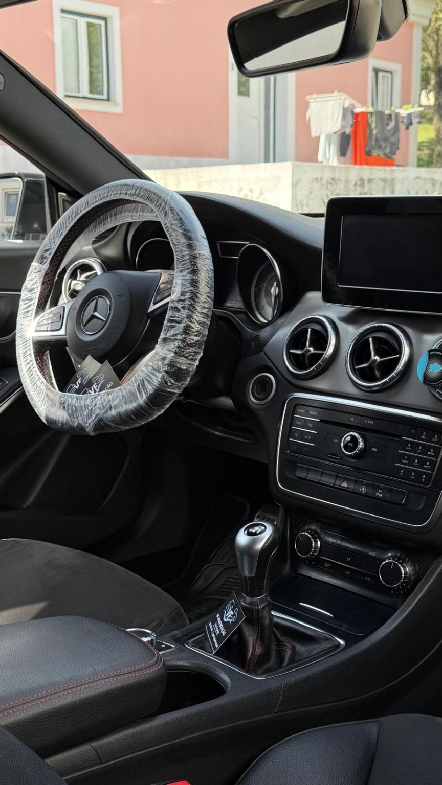 Interior de automóvel fotografado durante o trabalho